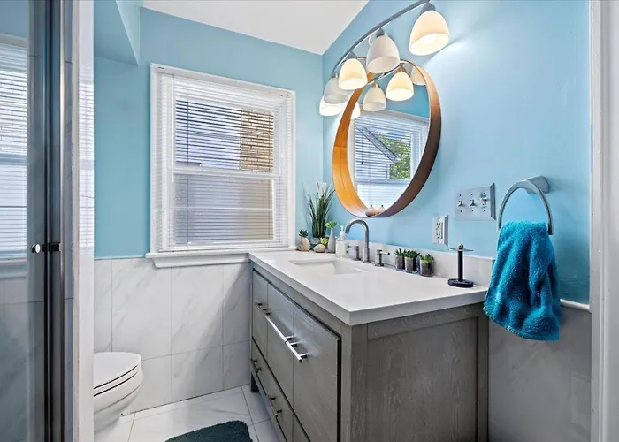 Charming 3 Bedroom House In A Quiet Neighborhood *