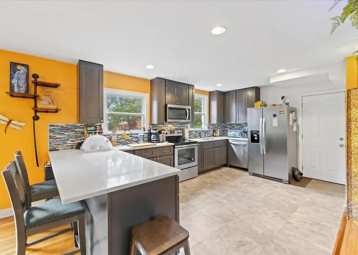 Charming 3 Bedroom House In A Quiet Neighborhood Holiday home *