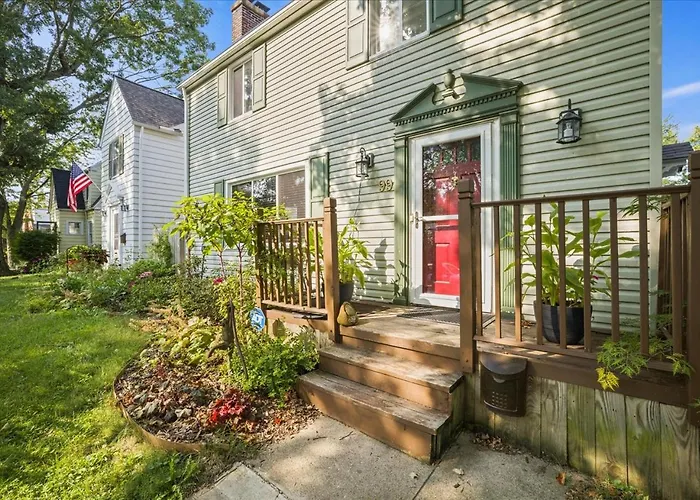 Charming 3 Bedroom House In A Quiet Neighborhood *