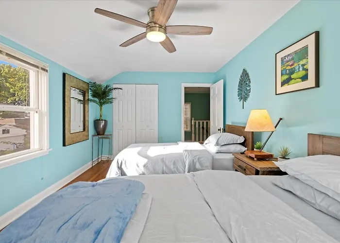 Holiday home Charming 3 Bedroom House In A Quiet Neighborhood