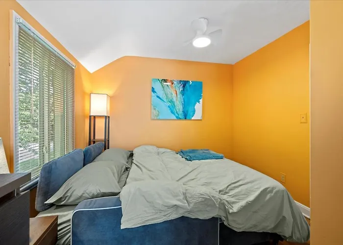 Holiday home Charming 3 Bedroom House In A Quiet Neighborhood *