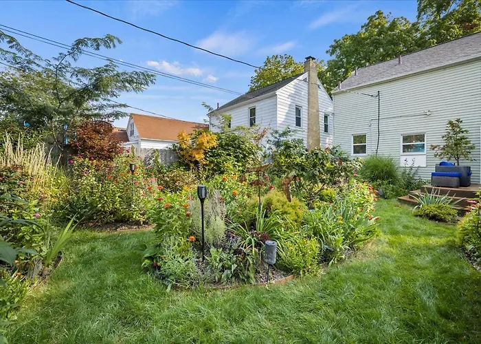 Holiday home Charming 3 Bedroom House In A Quiet Neighborhood *