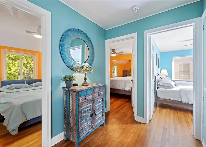 Charming 3 Bedroom House In A Quiet Neighborhood *