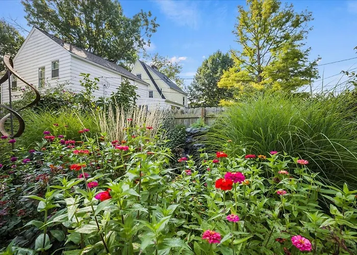 Holiday home Charming 3 Bedroom House In A Quiet Neighborhood *
